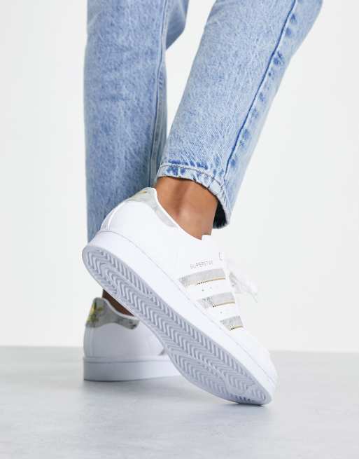 adidas Originals Superstar Sneaker in WeiB mit marmorierten Streifen ASOS