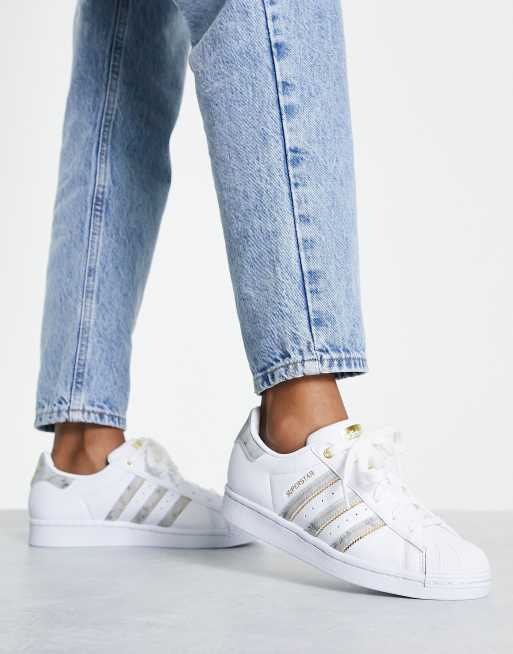 Adidas superstar weiß store mit grauen streifen