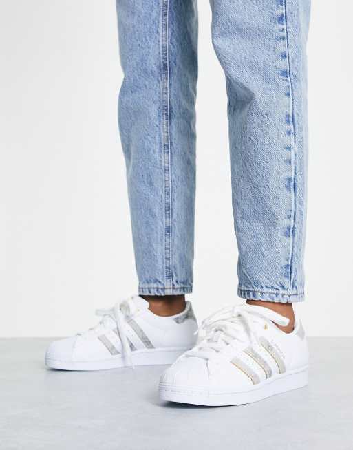 adidas Originals Superstar Sneaker in WeiB mit marmorierten Streifen ASOS