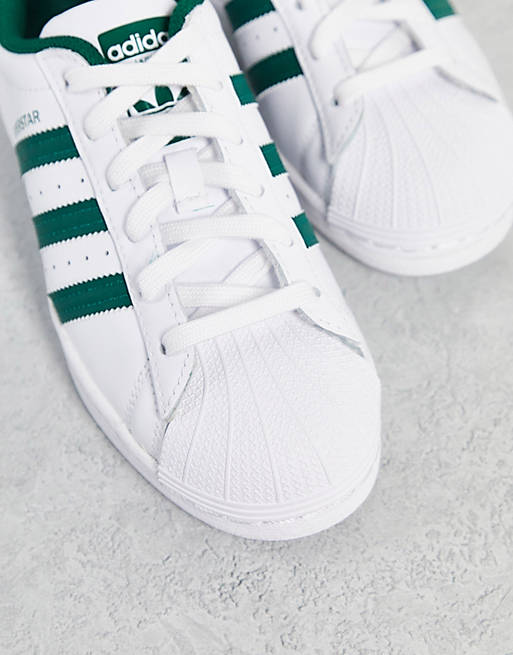 adidas Originals – Superstar – Sneaker in Weiß mit Streifen in College-Grün  | ASOS