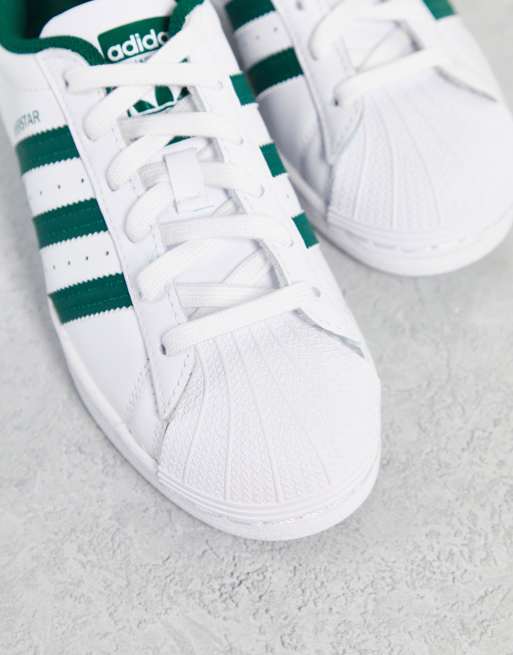 adidas Originals – Superstar – in Streifen College-Grün Sneaker mit Weiß ASOS in 