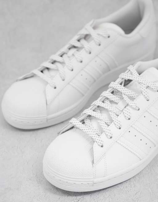 adidas Originals Superstar Sneaker in WeiB mit verzierten Schnursenkeln