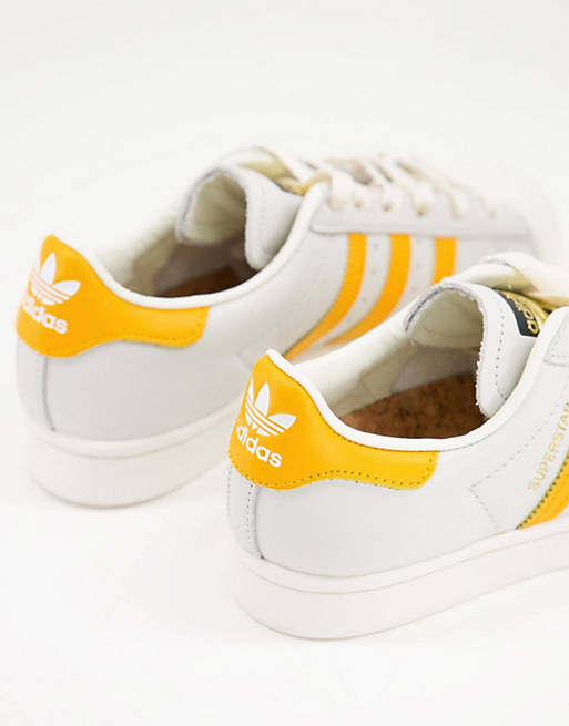 adidas Originals – Superstar – Sneaker in Weiß und Gelb | ASOS