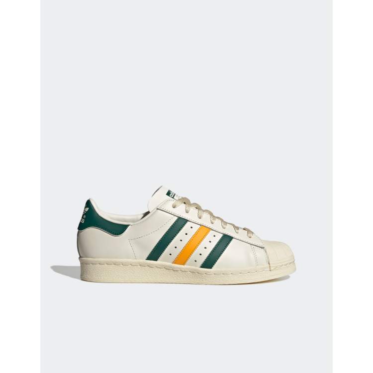 adidas Originals Superstar Sneaker in WeiB und Grun mit gelben Streifen ASOS