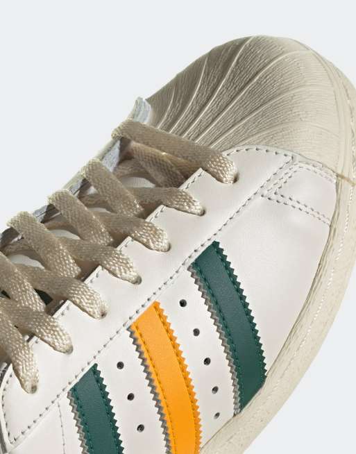 adidas Originals Superstar Sneaker in WeiB und Grun mit gelben Streifen ASOS