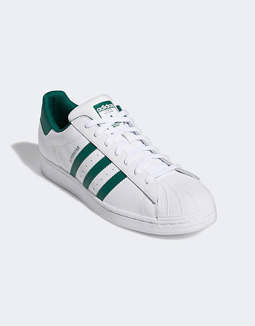 adidas Originals – Superstar – Sneaker in Weiß und Grün | ASOS