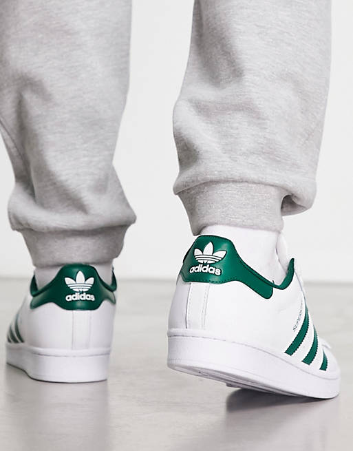 adidas Originals – Superstar – Sneaker in Weiß und Grün | ASOS