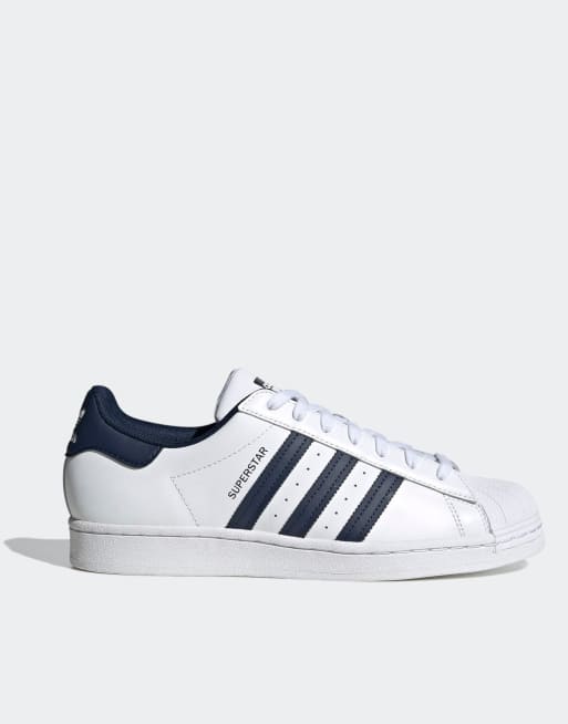 adidas Originals – Superstar – Sneaker in Weiß und Marineblau