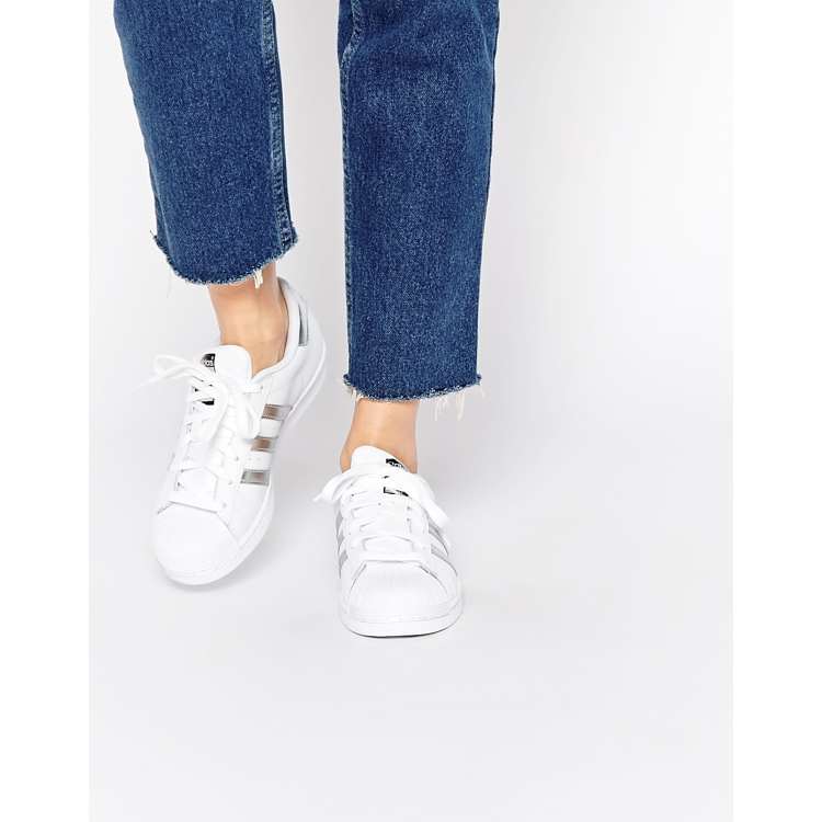 adidas Originals Superstar Sneaker in WeiB und Silber ASOS