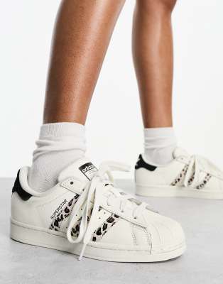 adidas Originals Superstar Sneaker in WollweiB und mit Leopardenmuster