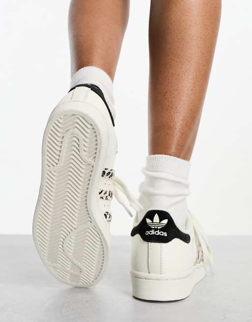 adidas Originals Superstar Sneaker in WollweiB und mit Leopardenmuster