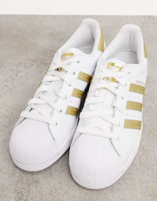 adidas Originals Superstar Sneakers bianche con dettagli oro