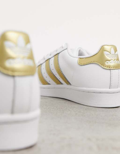 adidas Originals Superstar Sneakers bianche con dettagli oro