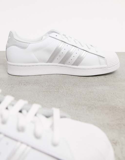 Adidas yung bianche store con strisce argento