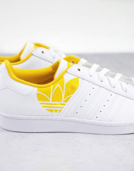 adidas Originals Superstar Sneakers in bianco e oro