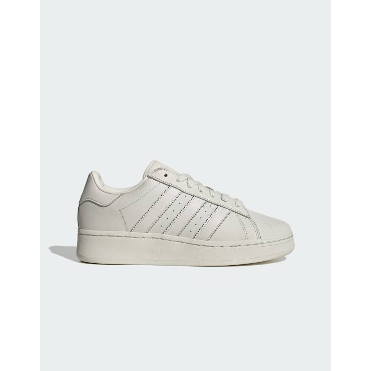 adidas Originals Superstar - Sneakers in gebroken wit | ASOS