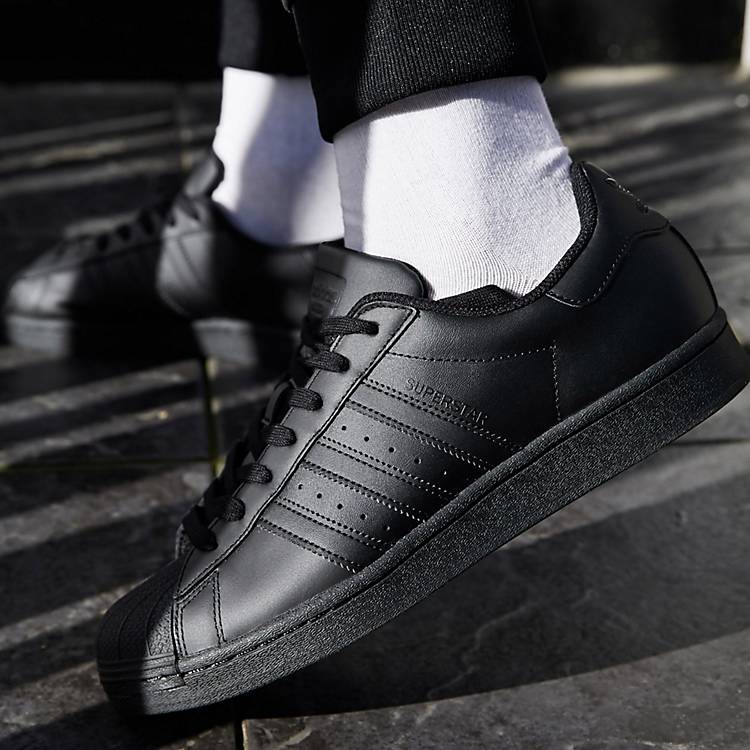 gevinst lobby eftertænksom adidas Originals Superstar sneakers in triple black | ASOS