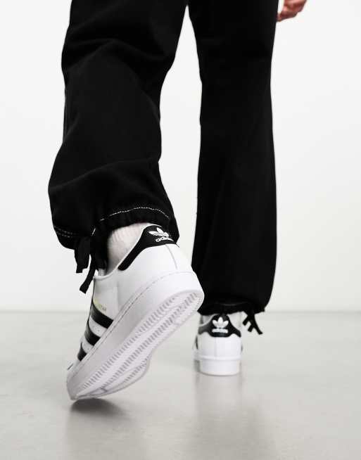 El cuarto Santuario Verde adidas Originals Superstar sneakers in white and black | ASOS