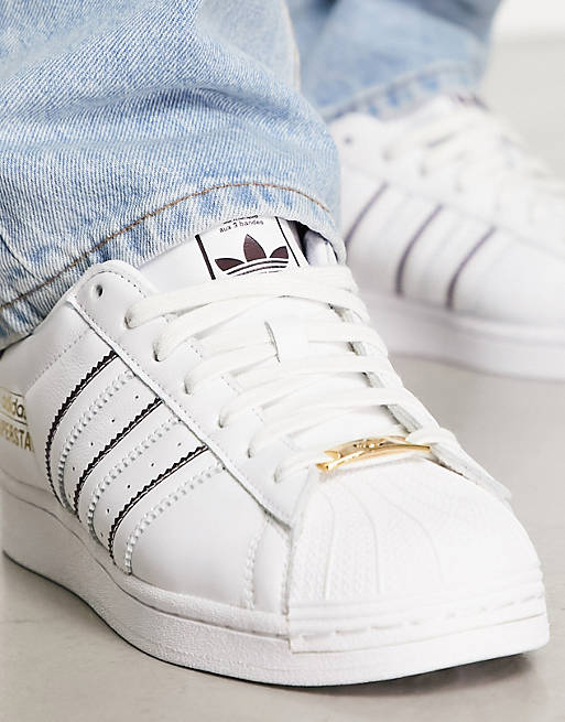 bolsillo Becks Menagerry adidas Originals Superstar sneakers in white and burgundy | ASOS