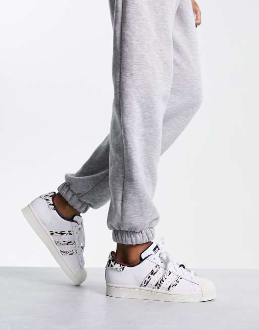 koffer hybride Slepen adidas Originals Superstar sneakers in white with butterfly print | ASOS