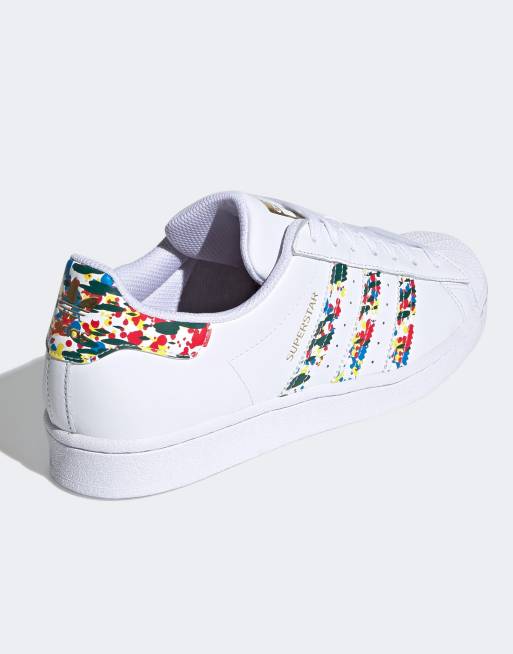 Inválido solo director adidas Originals Superstar sneakers in white with paint splatter | ASOS