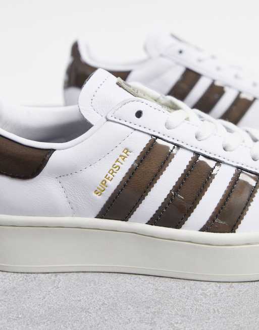 enz verwijzen Defilé adidas Originals - Superstar - Sneakers in wit en bruin | ASOS