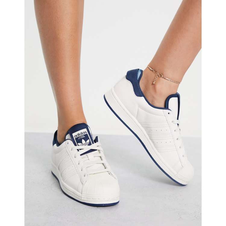 Vouwen single Schrijf op adidas Originals Superstar - Sneakers in wit met blauwe strepen | ASOS