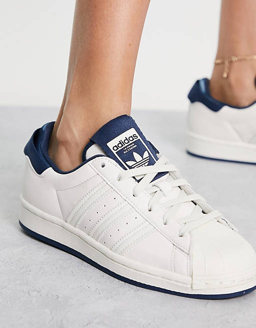 Trouwens Gloed breedte adidas Originals Superstar - Sneakers in wit met blauwe strepen | ASOS