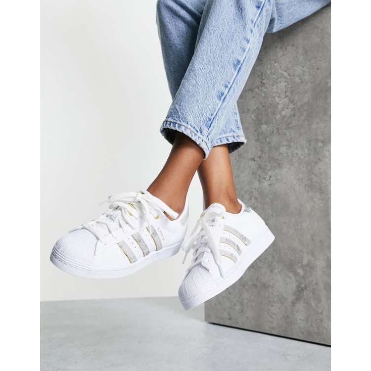 Getuigen opladen honing adidas Originals - Superstar - Sneakers in wit met gemarmerde strepen | ASOS