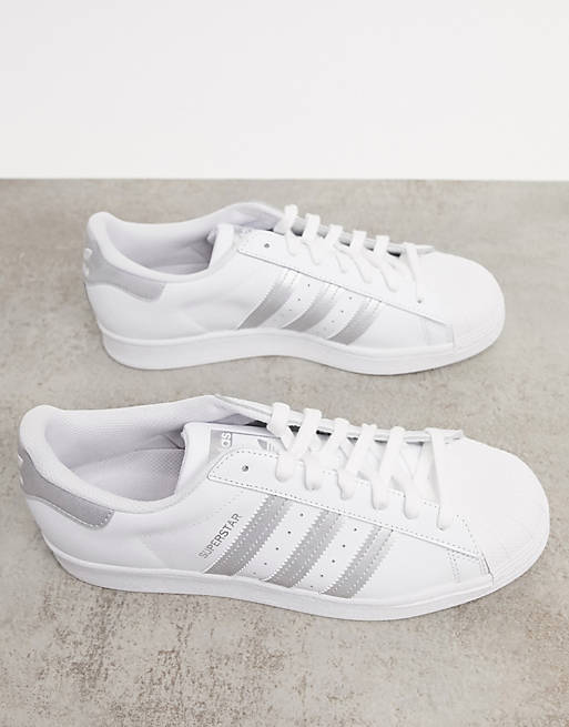 Verdikken roman marionet adidas Originals - Superstar - Sneakers in wit met zilveren strepen | ASOS
