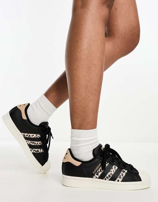 adidas Originals - Superstar - Sorte sneakers med leopardprint | ASOS