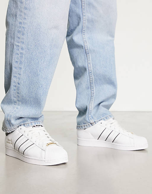 Goederen Stroomopwaarts Hij adidas Originals Superstar trainers in white with contrast stripes | ASOS