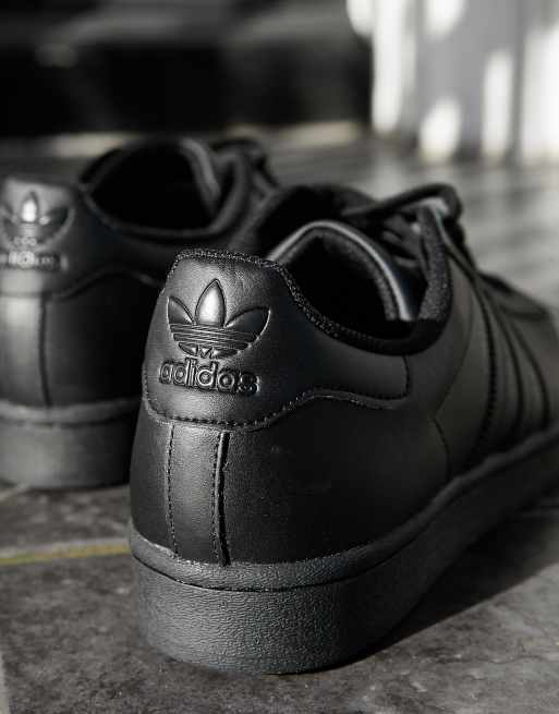 adidas Originals  Superstar - Tredobbelt sorte sneakers | ASOS