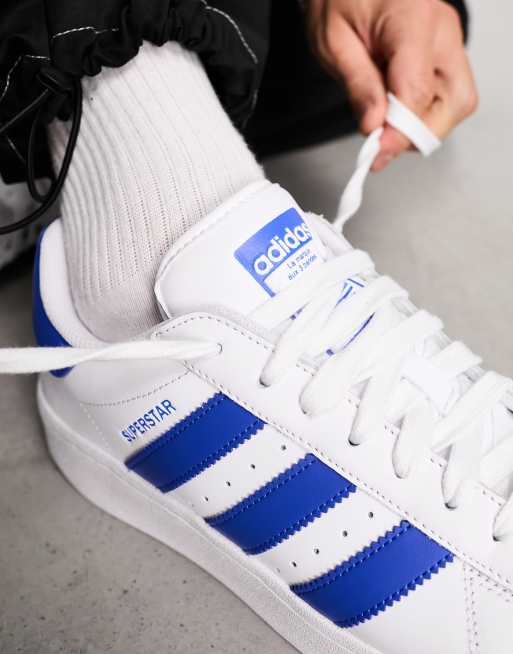 Adidas superstar bleu store et blanc