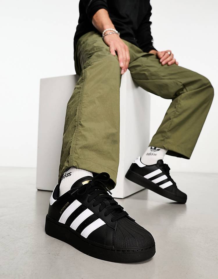 asos.com | adidas Originals – Superstar XLG – Sneaker in Schwarz mit weißen Streifen
