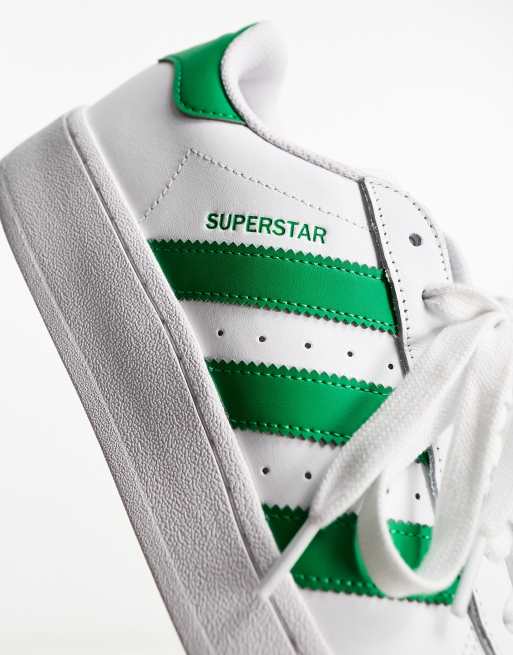 adidas Originals Superstar - XLG - Sneakers in future wit/groen | ASOS