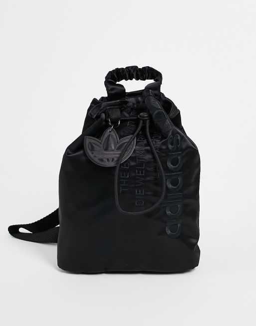 adidas Originals – Svart, liten ryggsäck med stor logga av satin