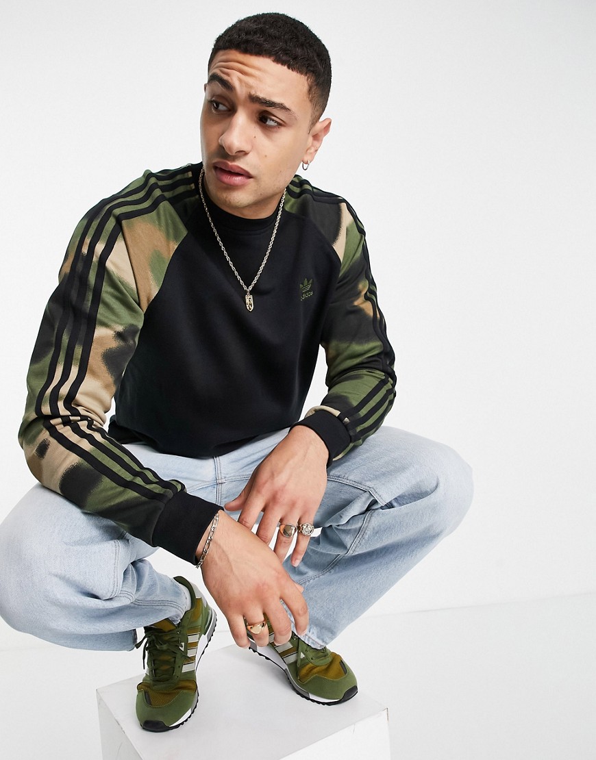 adidas Originals – Svart sweatshirt med kamouflagemönstrade ärmar och rund halsringning-Svart/a