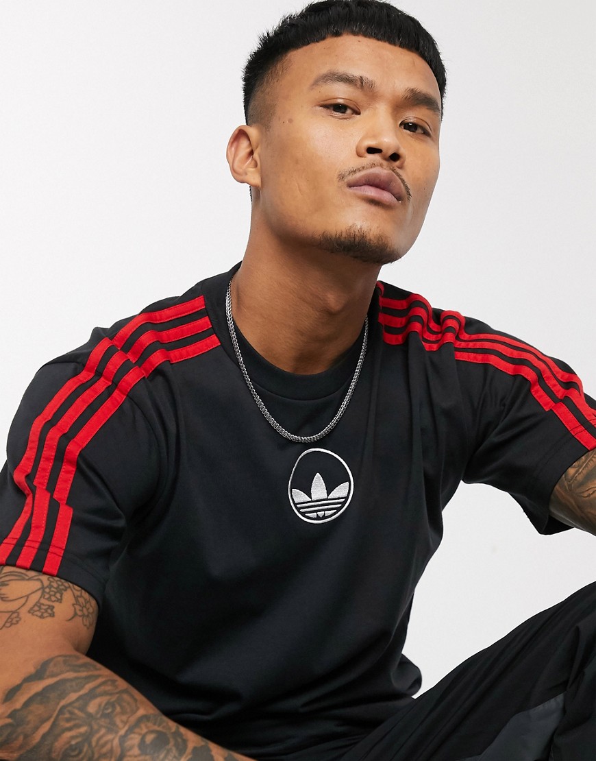 Adidas Originals – Svart t-shirt med 3 ränder och central treklöverlogga