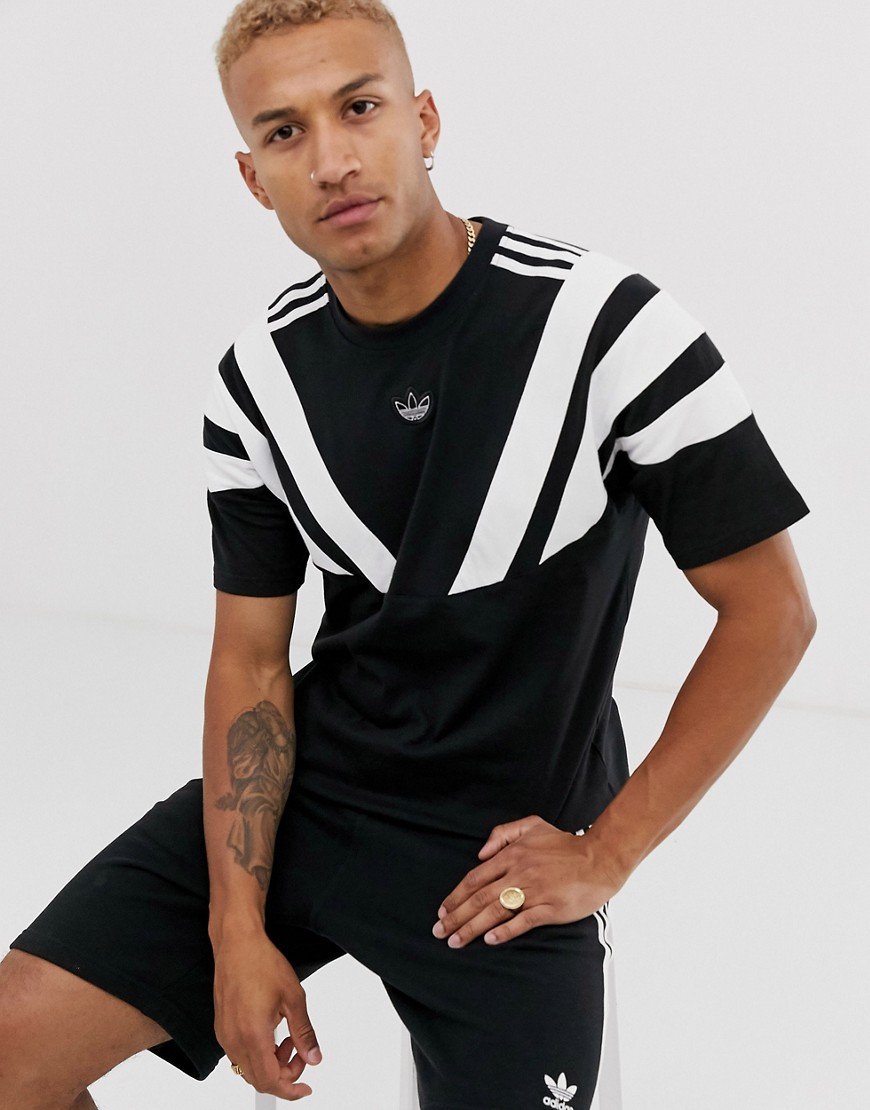 Adidas Originals – Svart t-shirt med treklöver mitt på bröstet och ränder på axlarna