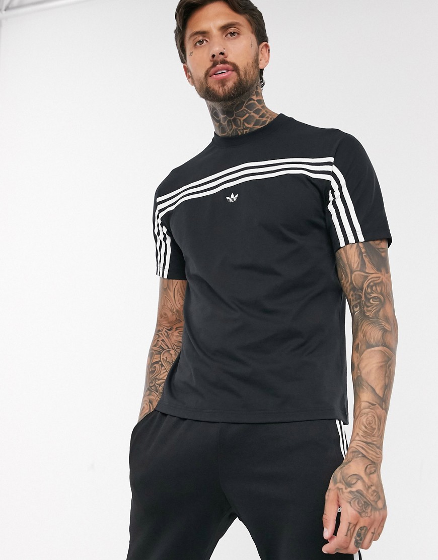 Adidas Originals – Svart t-shirt med 3 ränder och logga mitt på