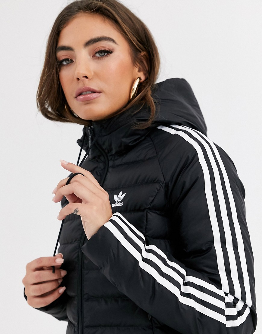 Adidas Originals – Svart vadderad jacka med smal passform och tre ränder