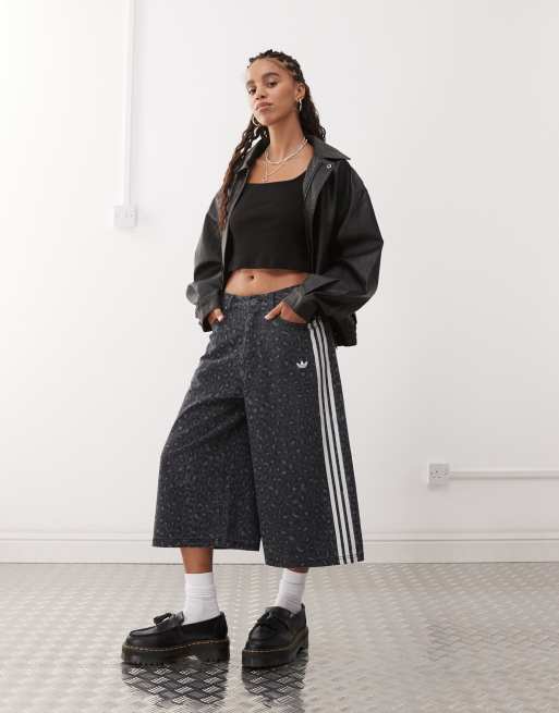 adidas Originals – Svarta, leopardmönstrade långa jeansshorts