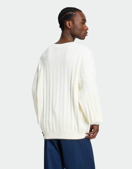adidas Originals Sweatshirt mit Zopfmuster und Rundhalsausschnitt in Cloud White, 2 von 4