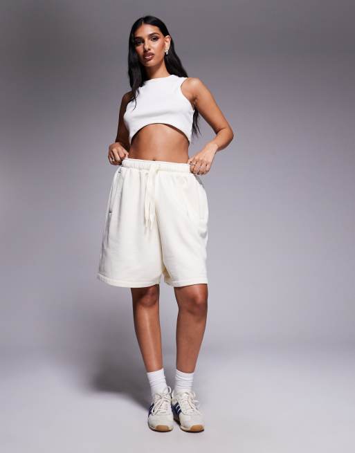 adidas Originals – Sweatshorts in Creme mit linearem Logo, 2 von 5