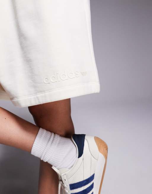 adidas Originals – Sweatshorts in Creme mit linearem Logo, 3 von 5