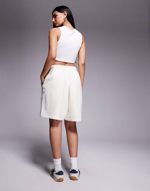 adidas Originals – Sweatshorts in Creme mit linearem Logo, 4 von 5