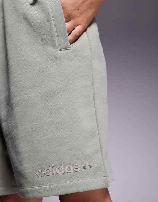 adidas Originals – Sweatshorts in Khaki mit linearem Logo, 3 von 5