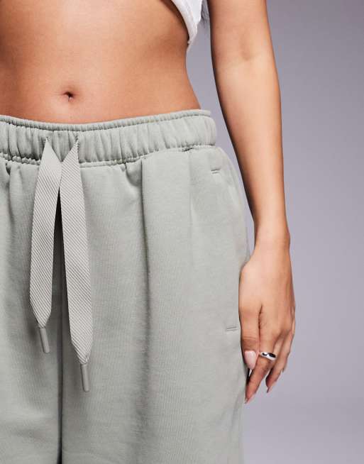 adidas Originals – Sweatshorts in Khaki mit linearem Logo, 5 von 5