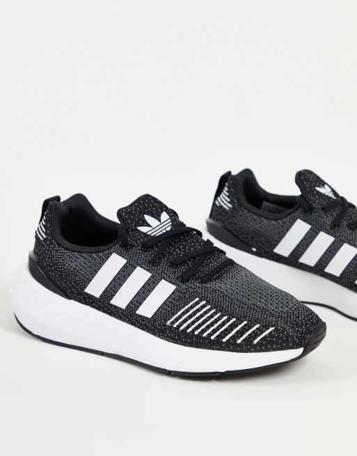 adidas Originals – Swift Run 22 – Biało-czarne buty sportowe z paskami